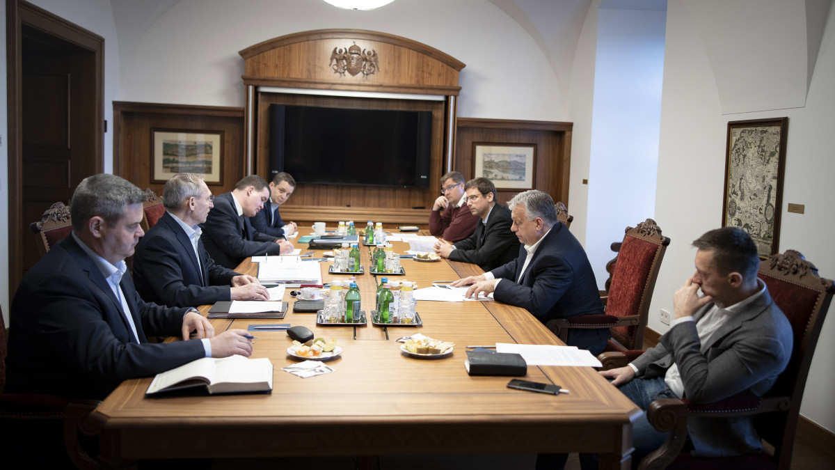 A Miniszterelnöki Sajtóiroda által közreadott képen Orbán Viktor miniszterelnök (j2) belügyi kormánykabinet-ülést tart a Karmelita kolostrban 2023. március 25-én.