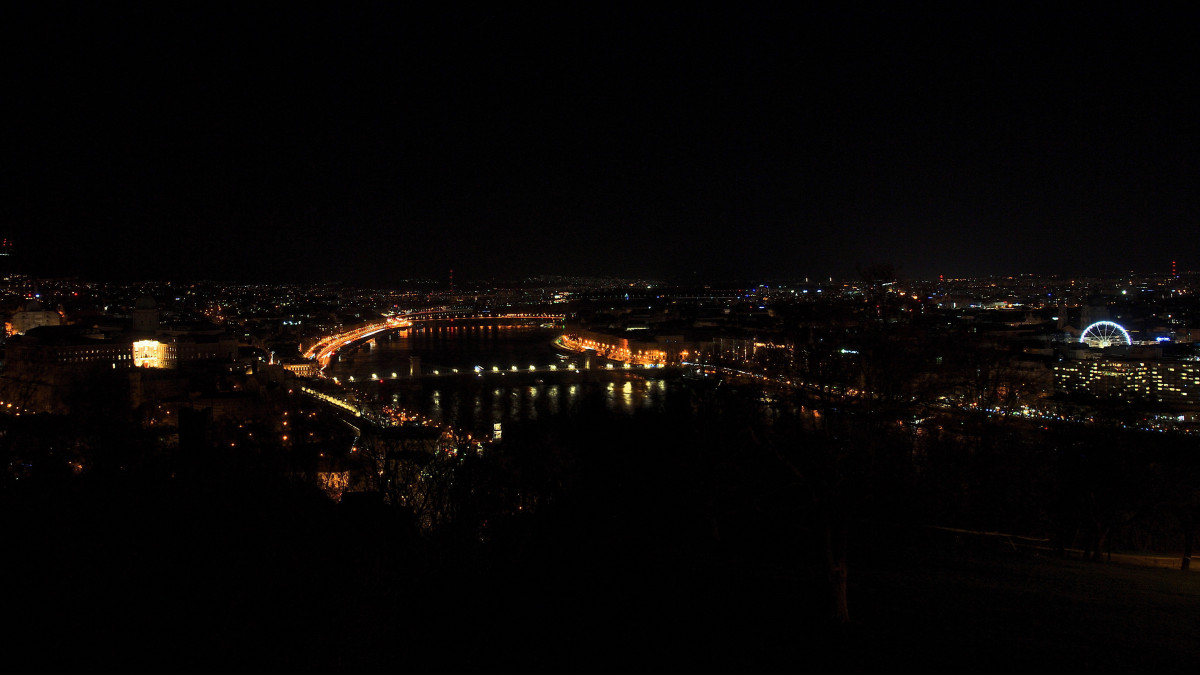 Budapest látképe díszkivilágítás nélkül a Föld órája elnevezésű akció ideje alatt 2023. március 25-én. A Föld óráját szervező Természetvédelmi Világalap (WWF) minden év márciusának utolsó szombatján, az óraátállítás előtti estén arra kéri a mozgalom támogatóit, hogy egy órára kapcsolják le a felesleges lámpákat és elektromos berendezéseket. A szimbolikus lekapcsolás célja, hogy ráirányítsa a figyelmet az éghajlatváltozásra, valamint a természeti értékek megőrzésének fontosságára és a fenntartható életmódra.
