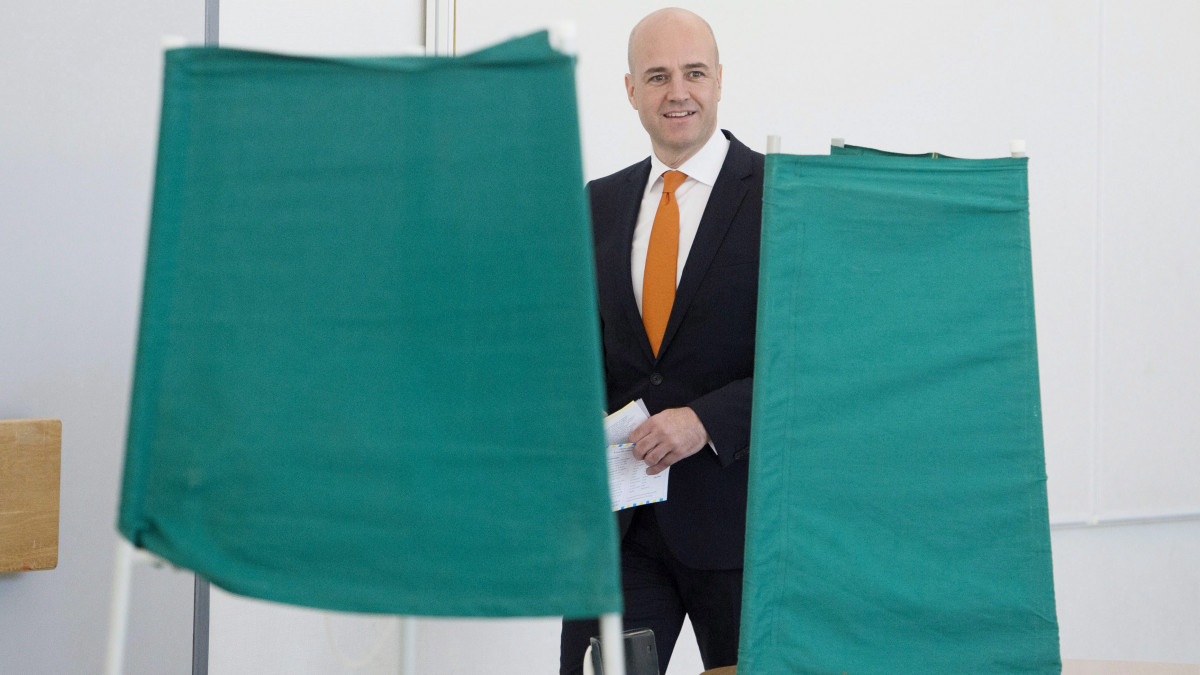 Taeby, 2014. szeptember 14.Fredrik Reinfeldt svéd miniszterelnök, a jobbközép koalíciót vezető Mérsékelt Párt elnöke szavaz a svéd parlamenti választásokon a Stockholm melletti Taebyben 2014. szeptember 14-én. (MTI/EPA/TT/Jessica Gow)