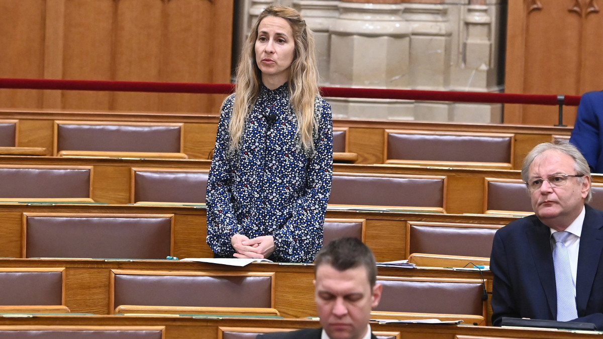 Szabó Rebeka, a Párbeszéd képviselője interpellál az Országgyűlés plenáris ülésén 2023. március 6-án.
