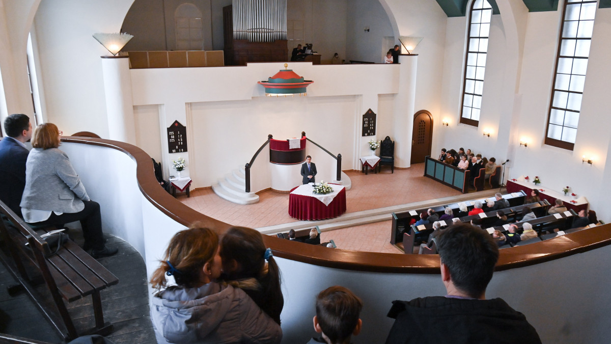 Gulyás Gergely Miniszterelnökséget vezető miniszter beszédet mond az angyalföldi református templom felújításáért tartott hálaadó istentiszteleten 2023. március 26-án.