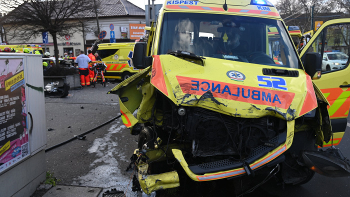 Súlyos baleset Budapesten, mentőautó és személygépkocsi ütközött - fotók