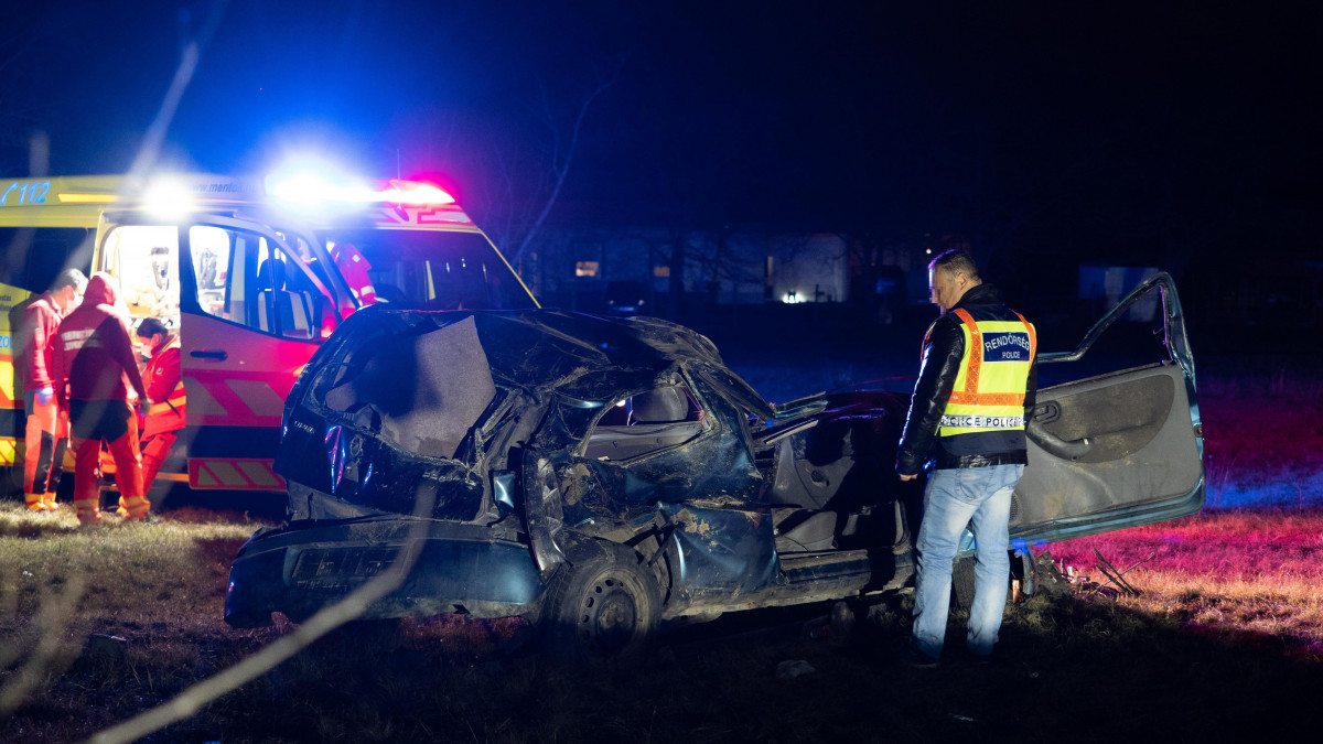 Összeroncsolódott személyautó az 5301-es úton, a Bács-Kiskun vármegyei Páhinál 2023. március 26-án este, miután a jármű letért az útról és árokba csapódott. A balesetben egy ember meghalt, ketten megsérültek.