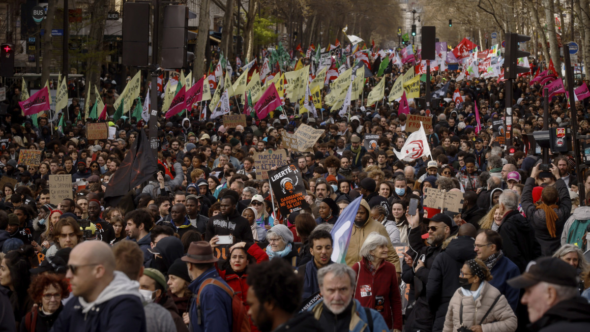 Gerald Darmanin francia belügyminiszter bevándorlási törvényjavaslata ellen tüntetnek Párizsban 2023. március 25-én.