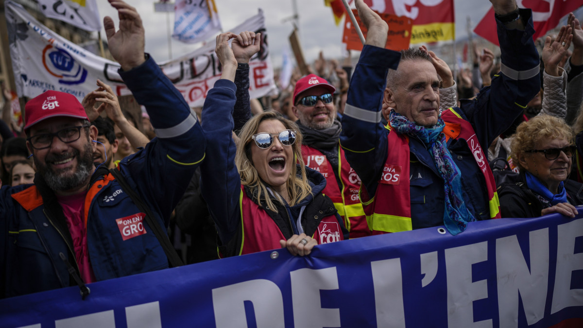 A nyugdíjreform ellen tüntetnek CGT szakszervezeti szövetség aktivistái a délnyugat-franciaországi Marseille-ben a francia szakszervezetek által meghirdetett egynapos országos sztrájk alatt, 2023. március 23-án. Emmanuel Macron elnök széles körű felháborodást váltott ki azzal, hogy parlamenti szavazás nélkül készül hatályba léptetni a nyugdíjkorhatár 62-ről 64 évre emelését előirányzó törvényt.
