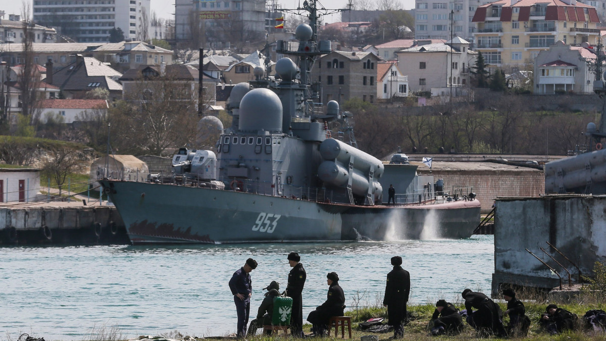 Szevasztopol, 2014. április 1.Az orosz haditengerészet fekete-tengeri flottájához tartozó Tarantul-III-as hadihajója, mielőtt elhagyja a krími Szevasztopol kikötőjét 2014. április 1-jén. (MTI/EPA/Szergej Ilnyickij)