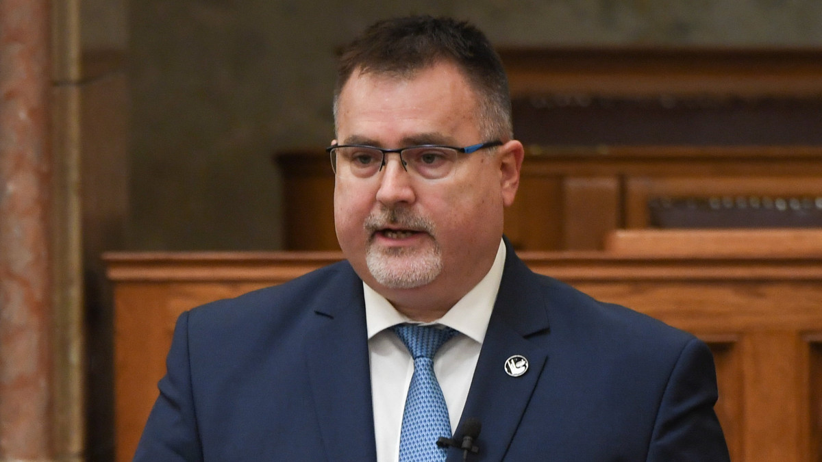 Windisch László, az Állami Számvevőszék elnöke felszólal a Magyarország 2021-es költségvetésének végrehajtásáról szóló törvényjavaslat általános vitájában az Országgyűlés plenáris ülésén 2022. november 23-án.