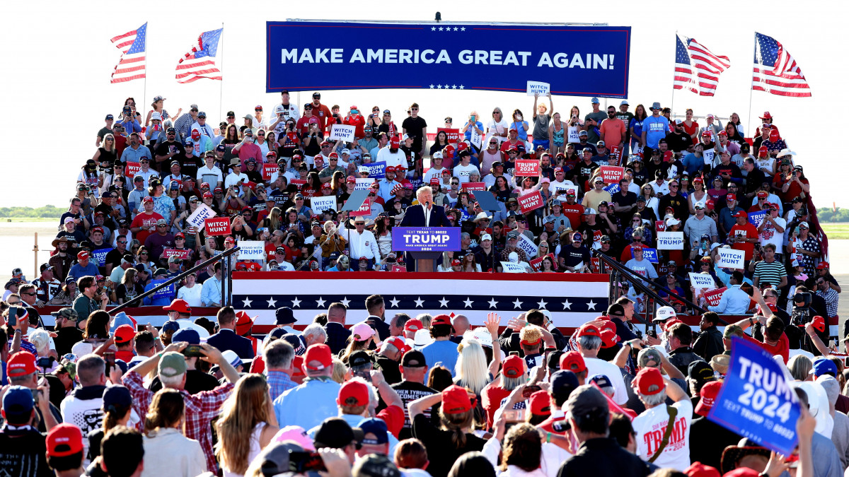 A 2024-es amerikai elnökválasztáson újrainduló Donald Trump volt amerikai elnök (k) beszédet mond a texasi Waco városban tartott kampányrendezvényen 2023. március 25-én. Trump támogatóinak egy része boszorkányüldözés feliratú táblát tart.MTI/EPA/Adam Davis