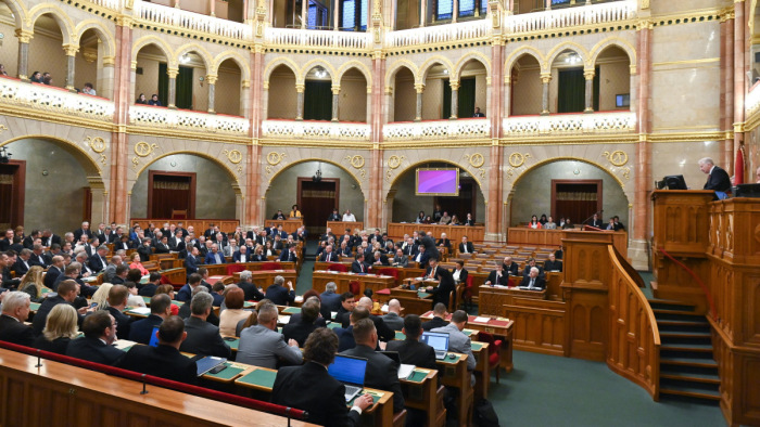 Rendkívüli parlamenti ülés jöhet a kormány kezdeményezésére
