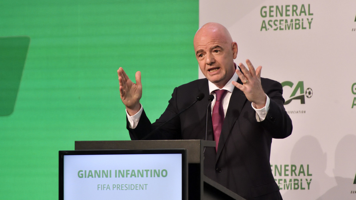 Gianni Infantino, a Nemzetközi Labdarúgó-szövetség, a FIFA elnöke beszédet mond az európai labdarúgóklubokat tömörítő szervezet (ECA) közgyűlésén a Várkert Bazár előadótermében 2023.március 27-én.