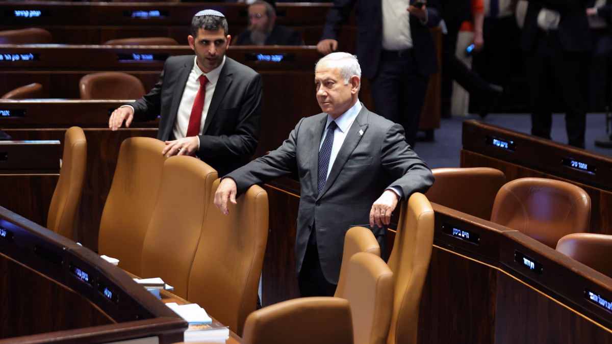 Most jönnek csak a nehéz hetek Benjamin Netanjahunak