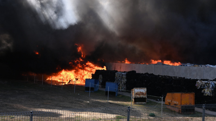 Lángol egy hulladékfeldolgozó Gyálon, a szél miatt bajban vannak a tűzoltók