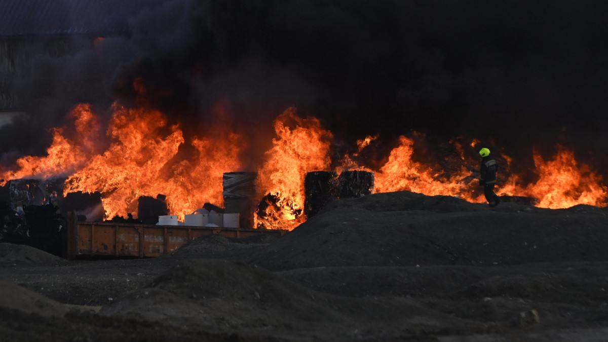 Lángokban áll egy hulladékfeldolgozó telep Gyálon 2023. március 28-án. Papírbálák gyulladtak ki, és az így keletkezett tűz átterjedt egy csarnok jellegű tárolóépületre, illetve egy betonsílóra, melyben feldolgozásra váró műanyagdarálékot tartottak. Több ezer négyzetméteres terület áll lángokban.