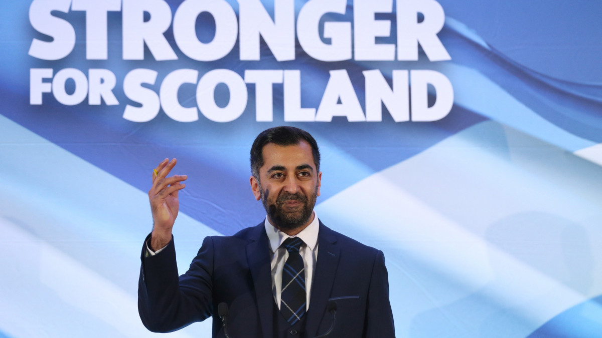 Humza Yousaf eddigi egészségügyi miniszter beszél, miután megválasztották a Skóciában kormányzó, függetlenségre törekvő Skót Nemzeti Párt (SNP) új vezetőjévé az edinburghi Murrayfield stadionban rendezett vezetőválasztáson 2023. március 27-én. Az eredmény azt is jelenti, hogy Yousaf lesz Skócia következő miniszterelnöke. Az eddigi skót kormányfő, Nicola Sturgeon február 15-én jelentette be teljesen váratlanul, hogy távozik az SNP éléről és így a skót miniszterelnöki tisztségből is.