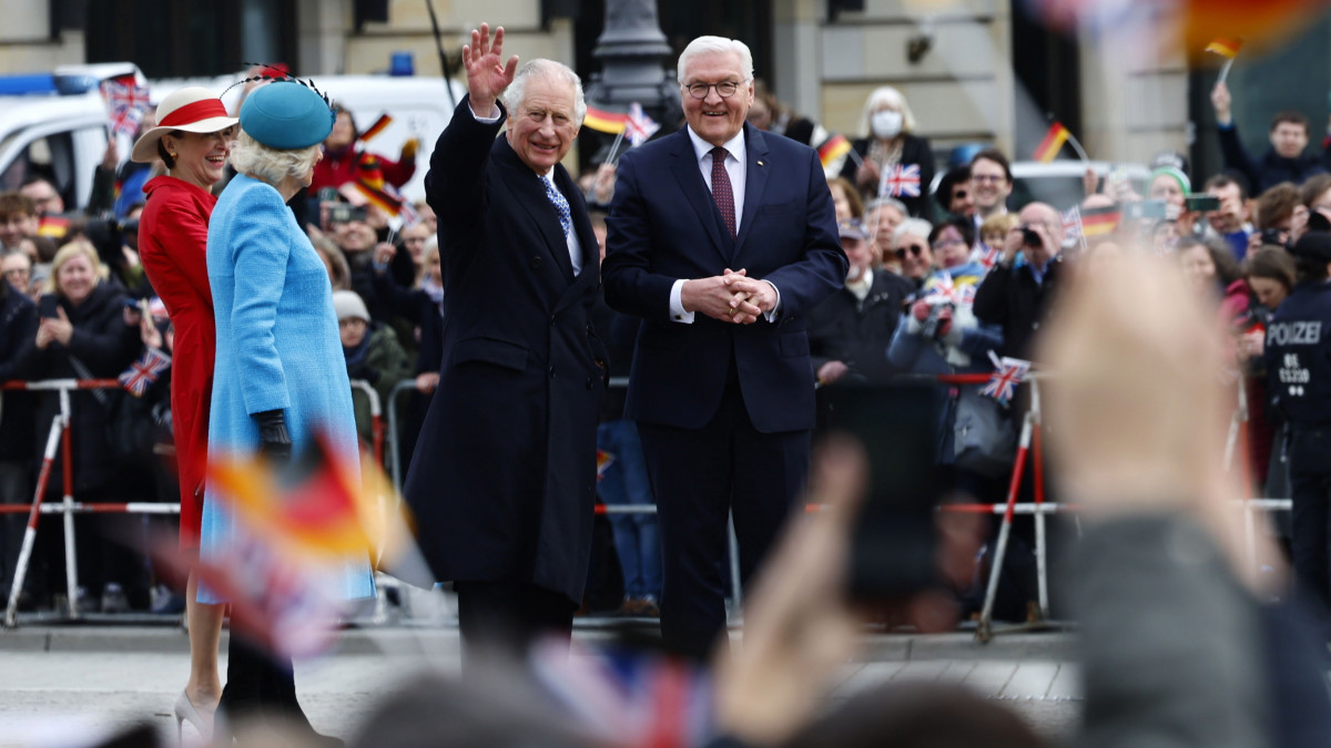 A háromnapos hivatalos látogatáson Németországban tartózkodó III. Károly brit király (j2) és a felesége, Kamilla királyné (b2), illetve Frank-Walter Steinmeier német elnök (j) és a felesége, Elke Büdenbender a berlini Brandenburgi kapu előtt tartott fogadási ünnepségen 2023. március 29-én.
