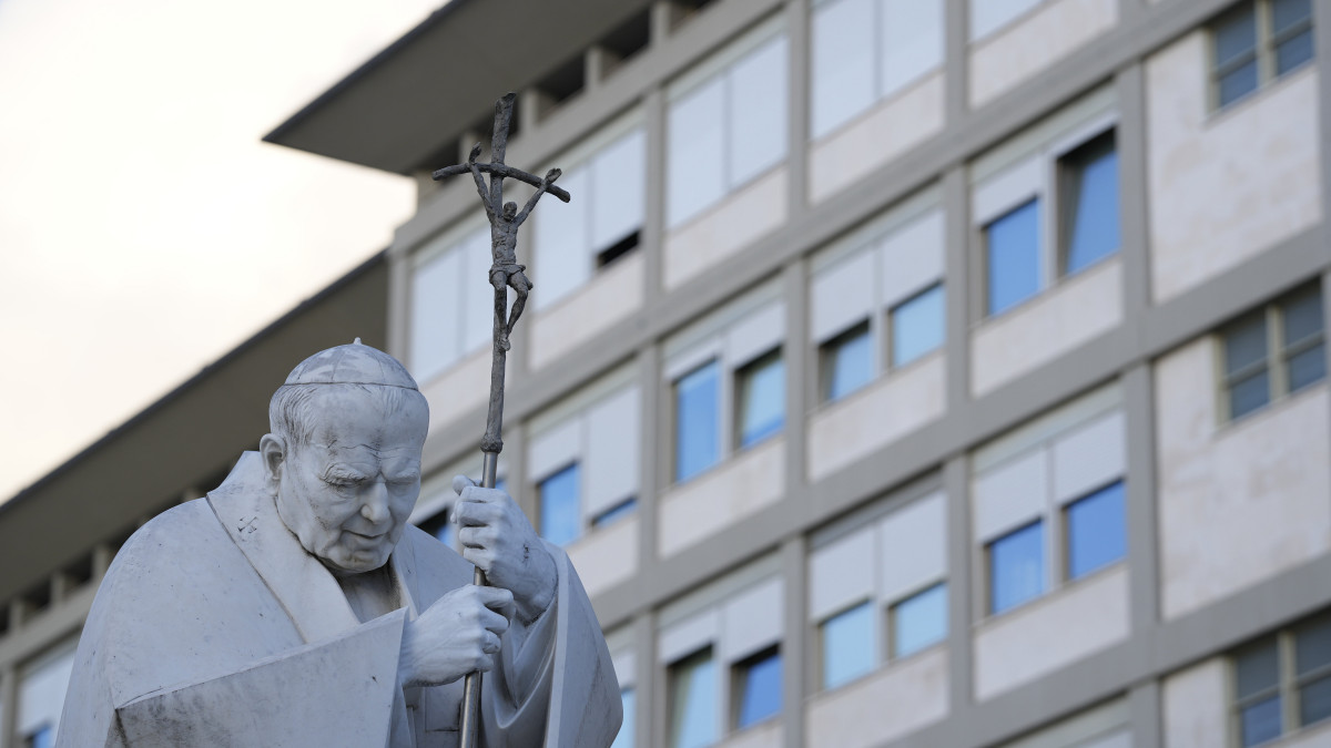 Szent II. János Pál pápa szobra a római Agostino Gemelli kórház előtt 2023. március 29-én, miután előre tervezett kivizsgálásra beszállították Ferenc pápát. Nem tudni mi a vizsgálatok célja és mennyi ideig tartanak.