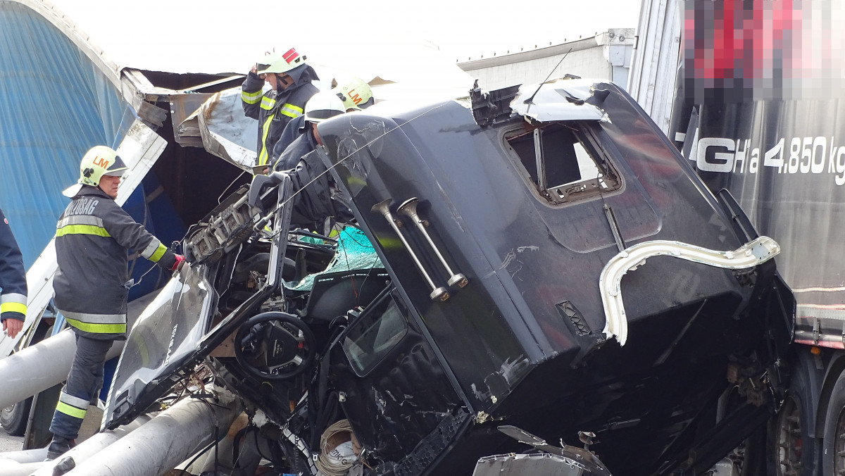 Ütközésben összeroncsolódott járművek az M5-ös autópályán Lajosmizsénél 2023. március 30-án. A Budapest felé tartó oldalon, a 67-es kilométernél két kamion és egy kisteherautó ütközött össze, a baleset személyi sérüléssel járt.