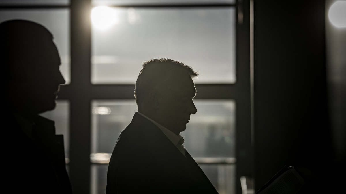 A Miniszterelnöki Sajtóiroda által közreadott képen Orbán Viktor miniszterelnök (j) érkezik, mielőtt interjút ad a Jó reggelt, Magyarország! című műsorban a Kossuth Rádió stúdiójában 2023. március 31-én. Balra Havasi Bertalan, a Miniszterelnöki Sajtóiroda vezetője.