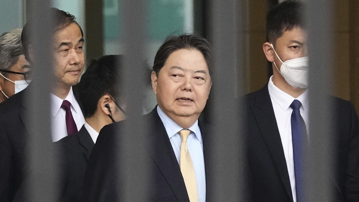 Hajasi Josimasza japán külügyminiszter a Pekingi Nemzetközi Repülőtérre érkezik 2023. április 1-jén. Három év után Hajasi személyében először látogat vezető beosztású japán politikus Kínába.