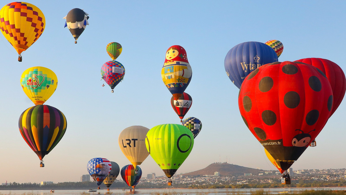 Hőlégballonok lebegnek a mexikói León felett a 21. alkalommal megrendezett nemzetközi hőlégballon-fesztiválon (FIG) 2022. november 18-án.