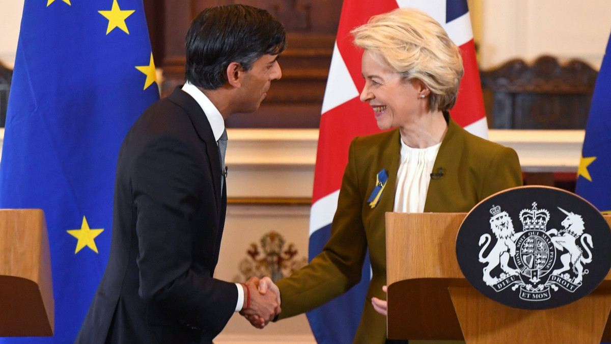 Rishi Sunak brit miniszterelnök (b) és Ursula von der Leyent, az Európai Bizottság elnöke kezet fog a windsori kastélyban tartott sajtótájékoztatójuk végén 2023. február 27-én.