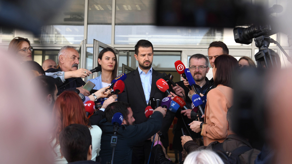 Jakov Milatovic közgazdász, korábbi gazdaságfejlesztési miniszter, az Európa most! nevű mozgalom jelöltje nyilatkozik a sajtó munkatársainak a felesége, Milena Milanovic társaságában, miután voksolt egy podgoricai szavazóhelyiségben 2023. április 2-án, a montenegrói elnökválasztás második fordulójának napján. Milatovic ellenfele Milo Djukanovic hivatalban levő államfő, a Szocialisták Demokratikus Pártjának (DPS) jelöltje.