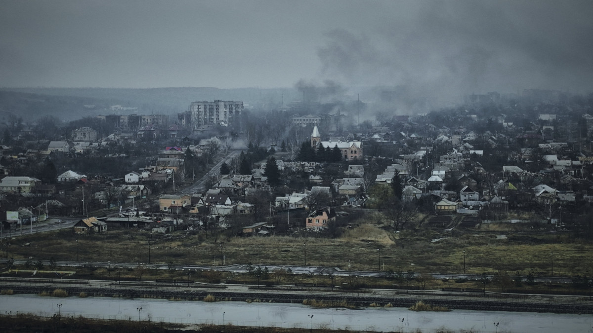 Légi felvétel az orosz erők által ostromlott kelet-ukrajnai Bahmutról 2023. március 26-án.