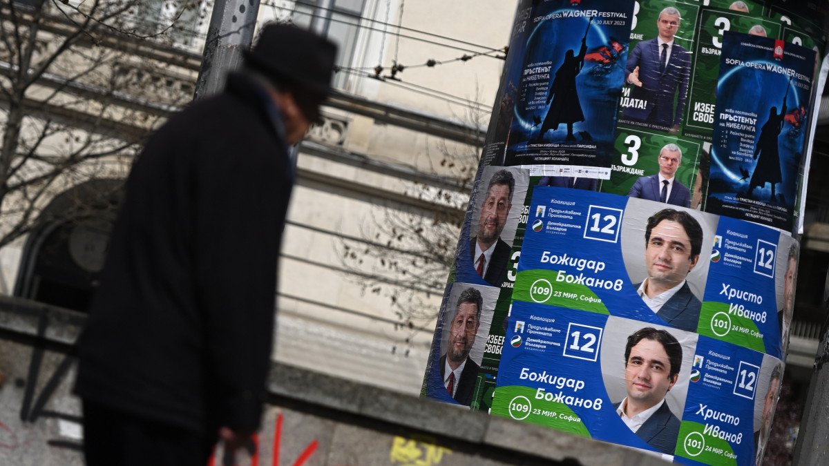 A Demokratikus Bulgária párt választási plakátjai Szófiában 2023. március 31-én. Az előrehozott választásokat április 2-án rendezik Bulgáriában.