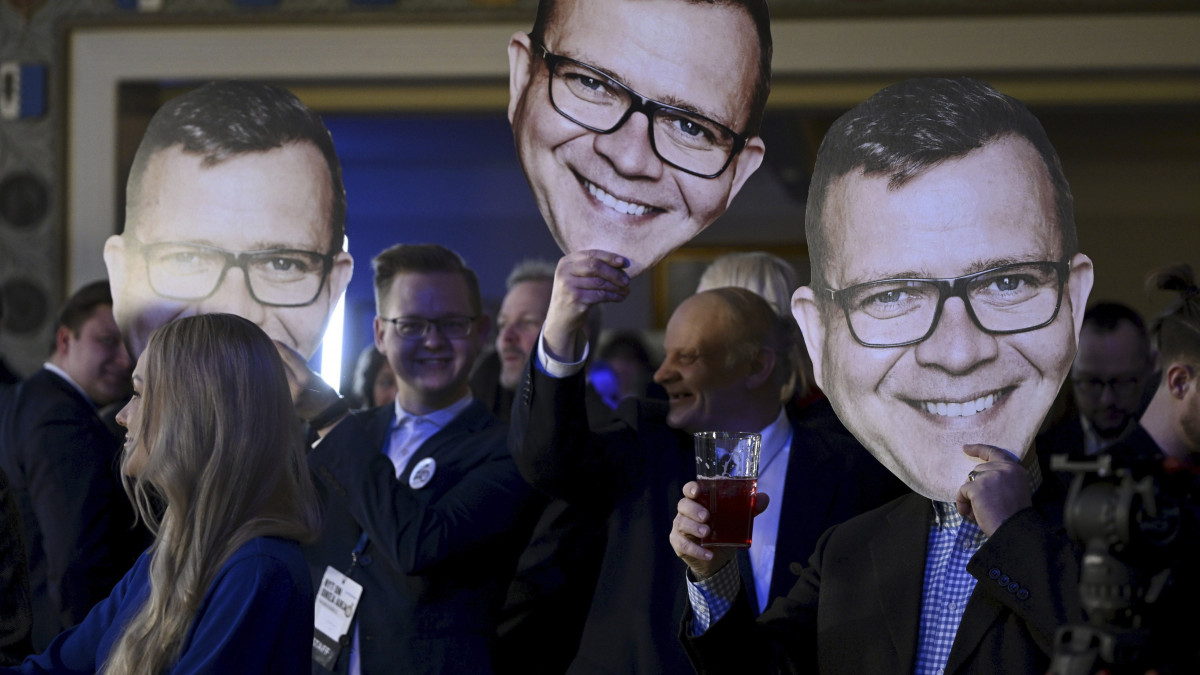 Petteri Orpo korábbi pénzügyminisztert, a jobbközép Nemzeti Szövetség vezetőjét ábrázoló transzparensek a párt kampányközpontjában tartott eredményváró rendezvényen Helsinkiben 2023. április 2-án, a finn parlamenti választások napján.