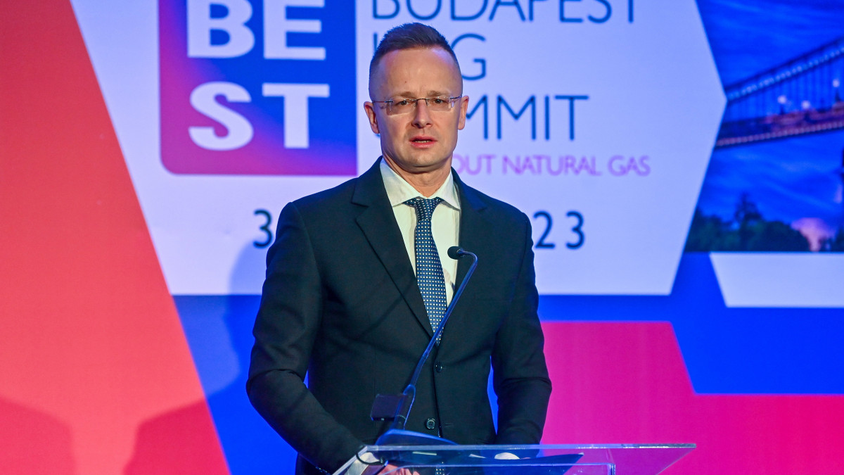 Szijjártó Péter külgazdasági és külügyminiszter beszédet mond a 4. Budapest LNG Summit konferencián Budapesten 2023. április 3-án.