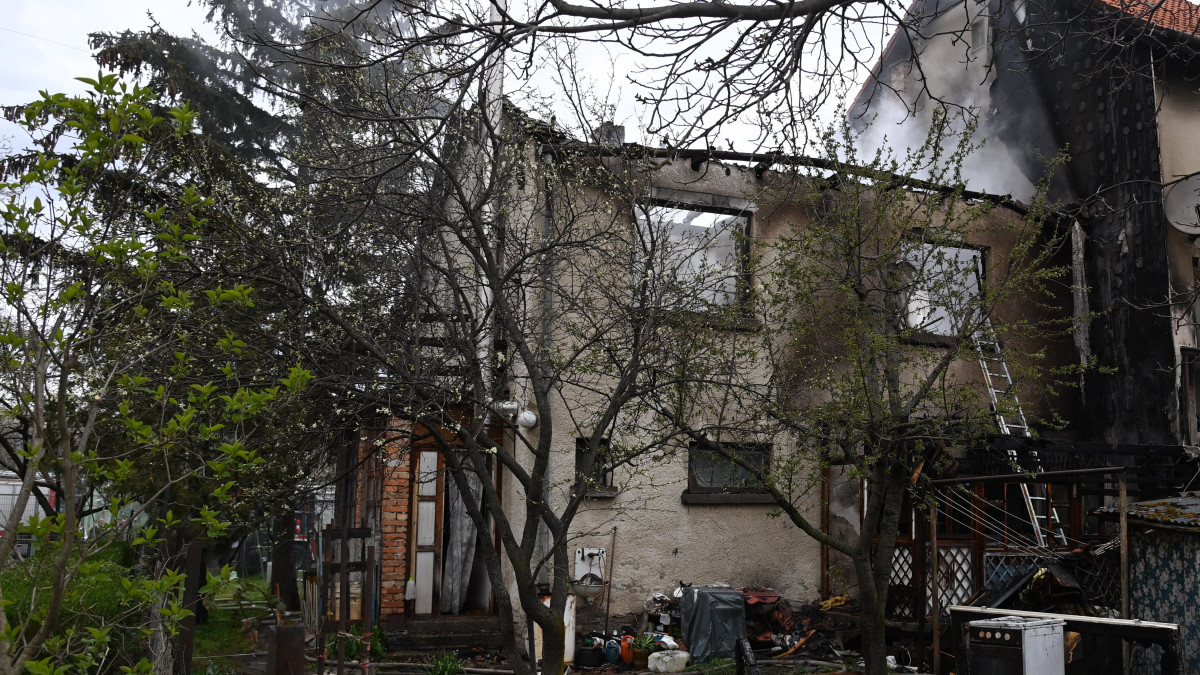 Kiégett családi ház Szentendrén 2023. április 3-án. A tűzoltók oltás közben egy idős nő holttestére bukkantak.
