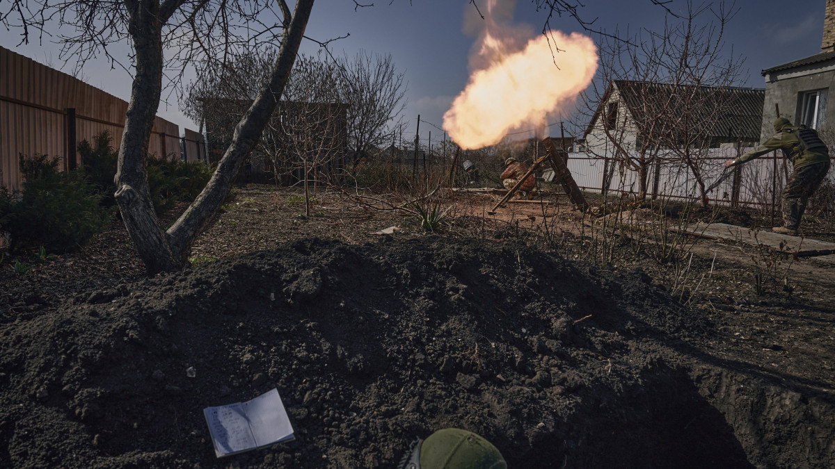 Ukrán katonák orosz állásokat lőnek a donyecki régióban fekvő, ostromgyűrűben lévő Bahmutban 2023. március 25-én. Bahmutot az ukrán védelmi erők tartják ellenőrzésük alatt, míg az orosz egységek erőiket a környező települések irányában történő támadó műveletek végrehajtására összpontosítják.