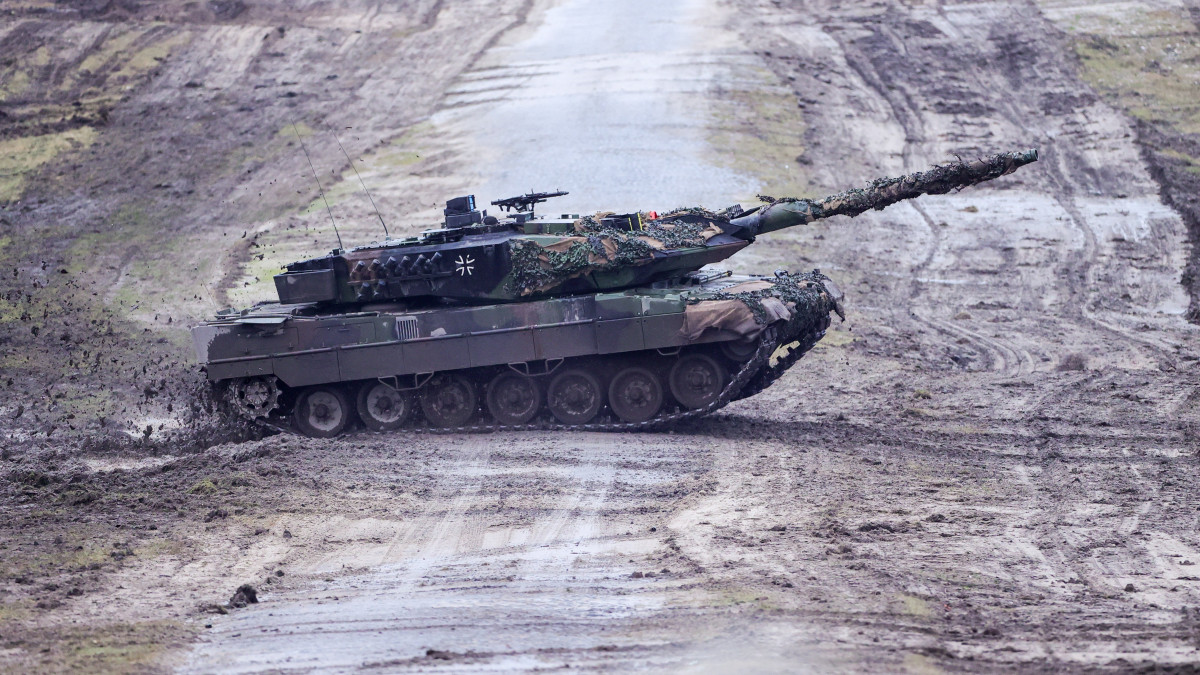 Leopard 2A6 harckocsi manőverezik a német hadsereg 203-as harckocsizó-zászlóaljának bázisán, az augustdorfi Rommel tábornagy laktanyában Boris Pistorius német védelmi miniszter látogatása alatt, 2023. február 1-jén. A kormány döntése szerint Németország 14 Leopard 2A6 tankot szállít az orosz támadás ellen védekező Ukrajnának, ezért a közelmúltban kinevezett Pistoriusnak bemutatják a típus képességeit.