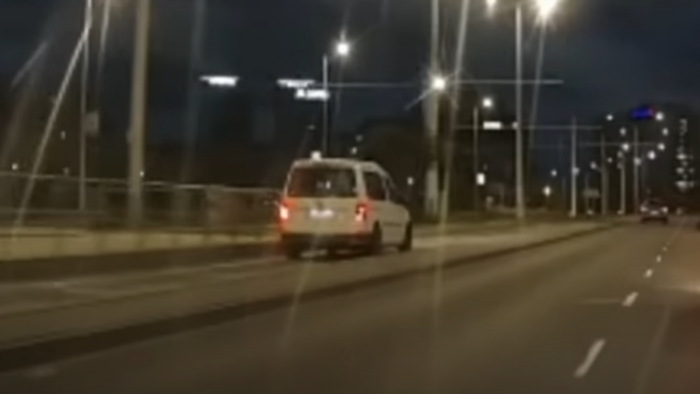 Bajba került egy kisfurgon az Árpád hídon – videó