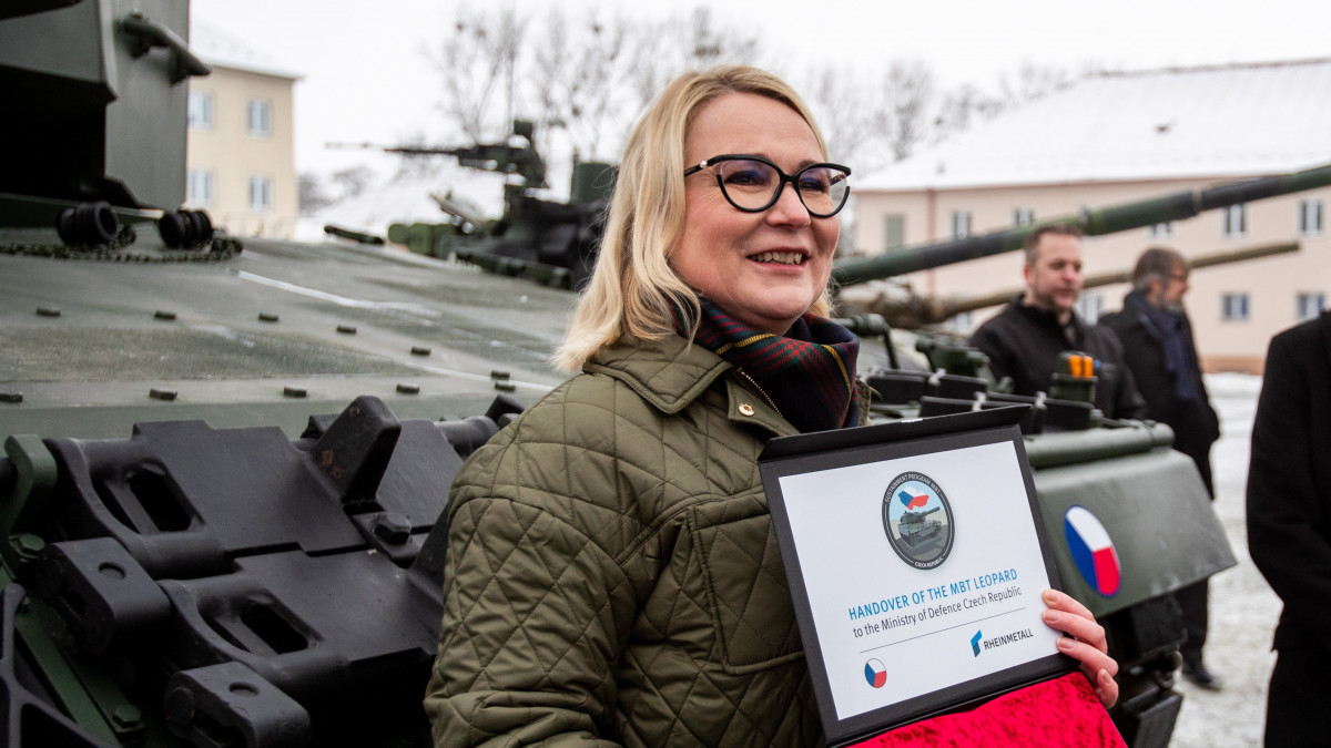 Jana Cernochová cseh védelmi miniszter a harci jármű jelképes kulcsával a Csehországnak szánt tizennégy Leopard 2A4 német harckocsi első darabjának átadási ünnepségén a csehországi Praslavicében 2022. december 21-én. A harckocsikat Csehország cserében kapja az orosz támadás ellen védekező Ukrajnának segélyként átadott szovjet gyártmányú T-72-es tankokért és más nehézpáncélosokért.