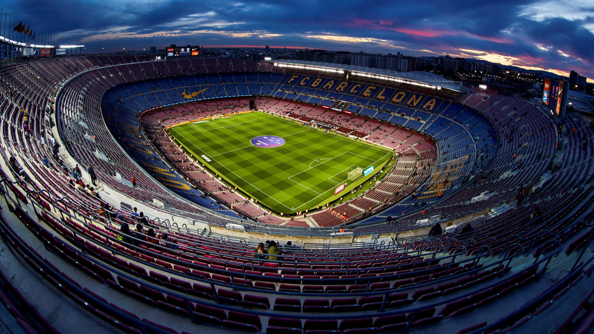 2020. április 21-én közreadott, január 30-án készült kép a barcelonai Camp Nou stadionról. A spanyol futballbajnoki címvédő FC Barcelona bejelentette, hogy története során először eladja a stadionja, a Camp Nou elnevezésének jogát a 2020/21 idényre. A klub alapítványa a befolyó összeget a koronavírus-járvány elleni harcra fogja fordítani. Azt kikötötték, hogy a stadion új nevében szerepelnie kell a Camp Nou szavaknak is.