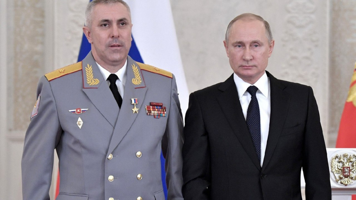 Rusztam Muradov tábornok és Vlagyimir Putyin orosz elnök. Forrás: Twitter/NEXTA