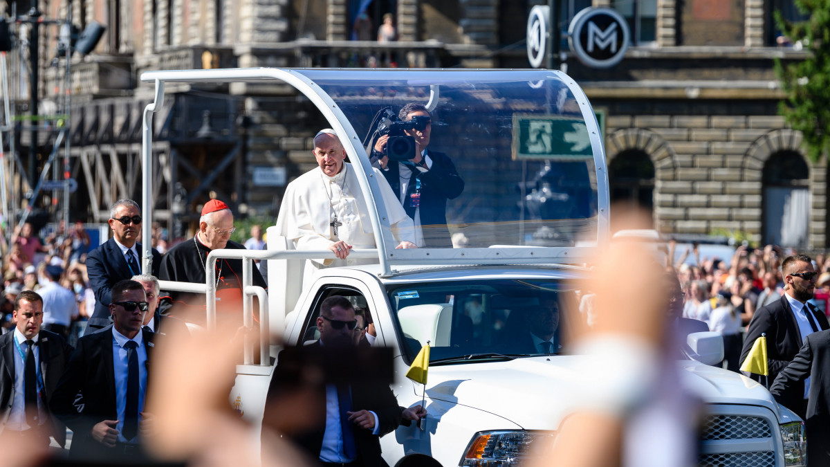 Ferenc pápa (k) az 52. Nemzetközi Eucharisztikus Kongresszus (NEK) zárómiséje előtt a budapesti Kodály Köröndnél 2021. szeptember 12-én. A kongresszust lezáró úgynevezett statio orbis szentmise hagyományosan a katolikus rendezvénysorozat legünnepélyesebb eseménye.