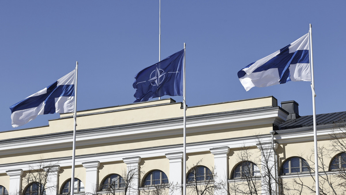 A NATO zászlaja (k) leng a finn nemzeti zászló mellett a külügyminisztérium épülete előtt Helsinkiben 2023. április 4-én. Finnország ezen a napon hivatalosan csatlakozik a NATO-hoz a katonai szövetség 31. tagállamaként.