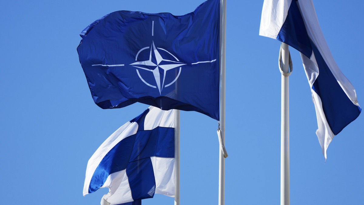 A NATO zászlaja (k) leng a finn nemzeti zászló mellett a belügyminisztérium épülete előtt Helsinkiben 2023. április 4-én. Finnország ezen a napon hivatalosan csatlakozik a NATO-hoz a katonai szövetség 31. tagállamaként.