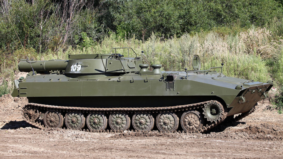 UR-77 orosz aknamentesítő jármű. Forrás:Wikipédia
