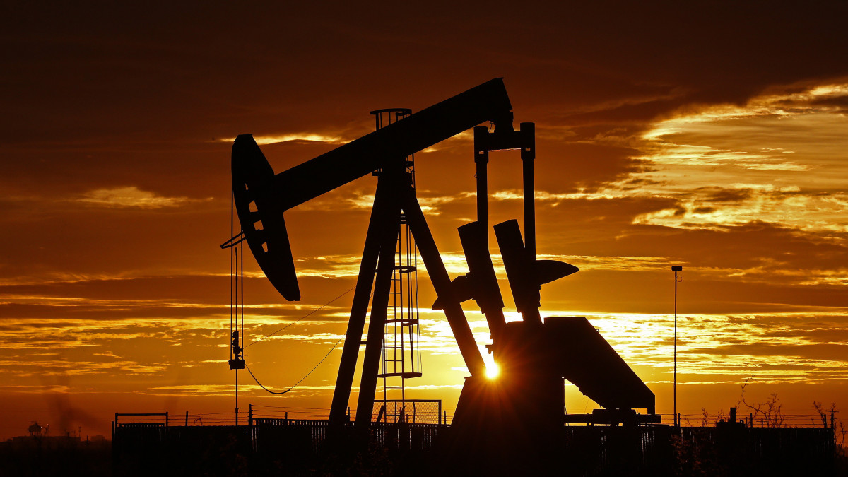 Olajkút a nyugat-texasi olajmezőkön 2020. április 7-én. Az olajár esése miatt a benzin ára is jelentős mértékben csökkent.