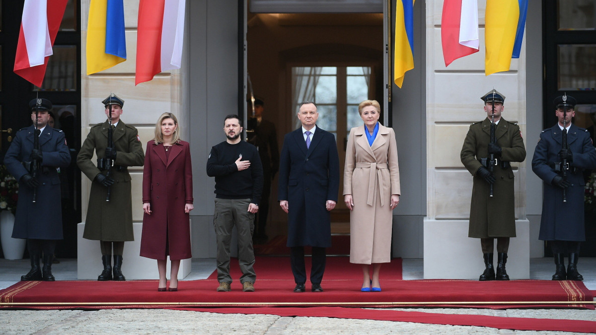 Andrzej Duda lengyel elnök (j4) és felesége, Agata Kornhauser-Duda (j3) fogadja Volodimir Zelenszkij ukrán elnököt (b4) és feleségét, Olena Zelenszkát (b3) a varsói államfői palotánál 2023. április 5-én. Zelenszkij kétoldalú megbeszélésre érkezett a lengyel fővárosba.