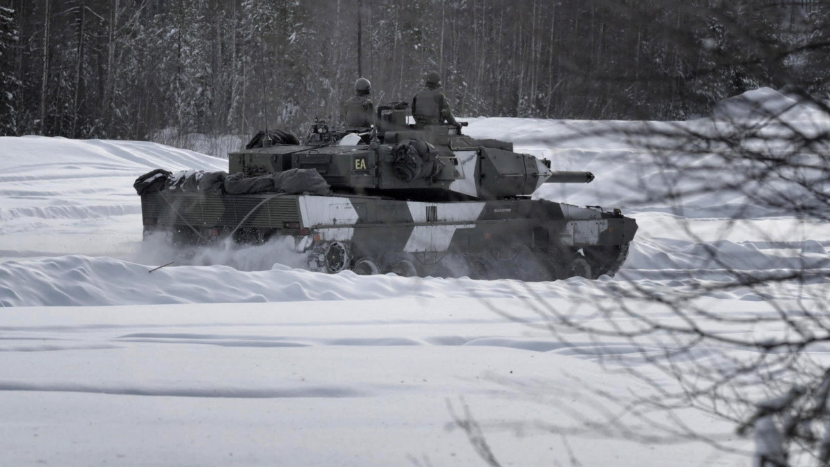 A svéd hadsereg egyik Leopard 2 harckocsija Ulf Kristersson svéd miniszterelnök és Pal Jonson svéd védelmi miniszter látogatása idején a Norbotten megyei Boden kaszárnyájánál 2023. február 24-én, az ukrajnai háború kitörésének első évfordulóján.