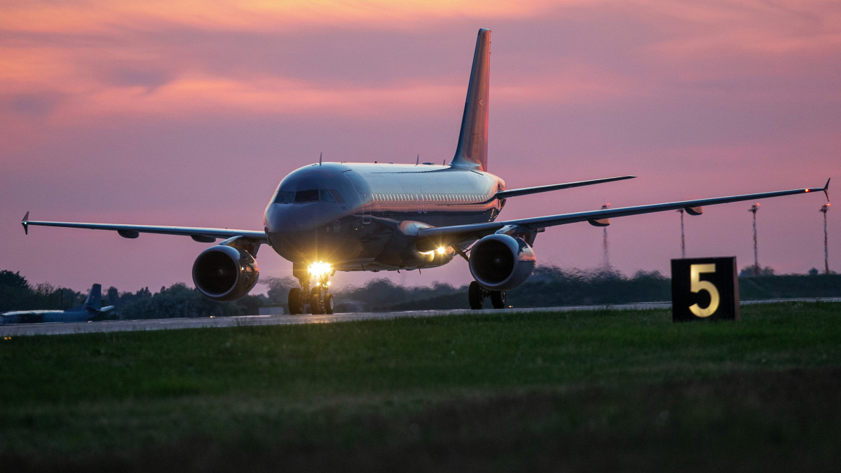 A légierő Airbus A-319 típusú személyszállító repülőgépe leszáll a kecskeméti MH 59. Szentgyörgyi Dezső Repülőbázisra 2022. május 11-én.