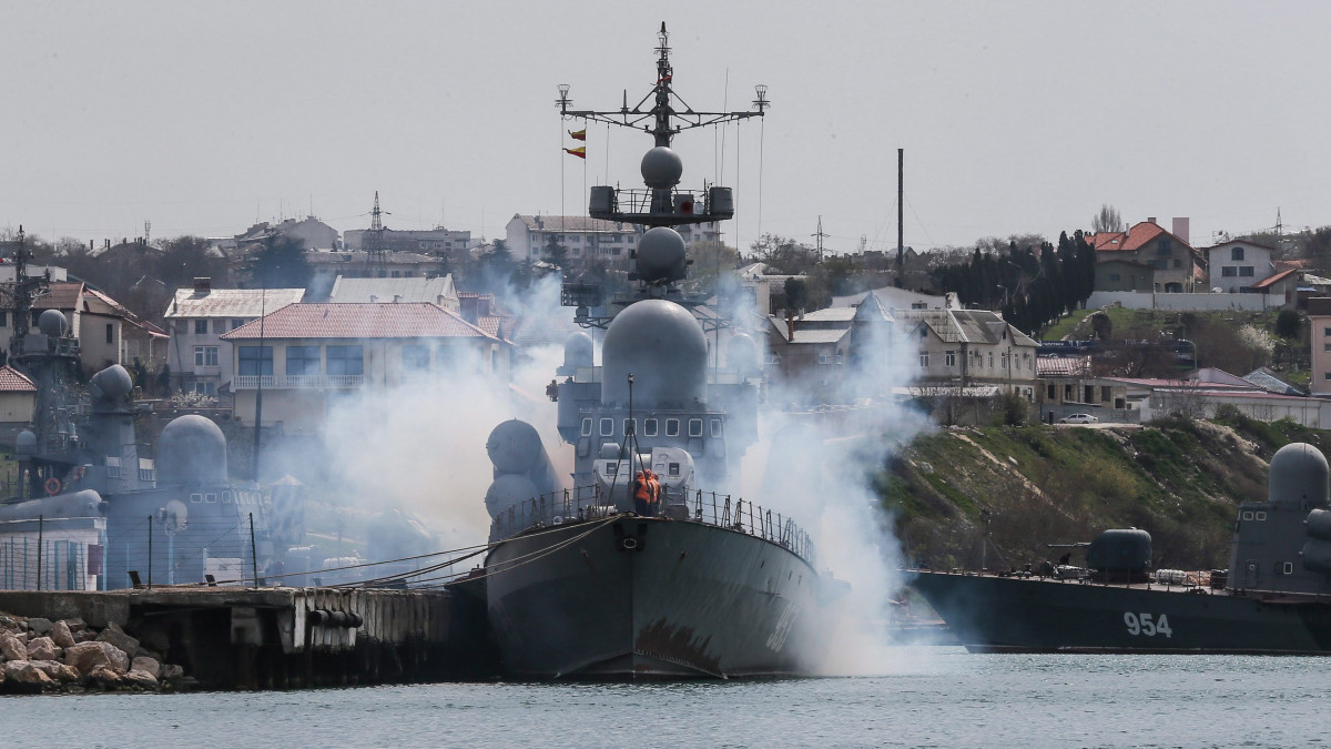 Szevasztopol, 2014. április 1.Az orosz haditengerészet fekete-tengeri flottájához tartozó Tarantul-III-as hadihajója, mielőtt elhagyja a krími Szevasztopol kikötőjét 2014. április 1-jén. (MTI/EPA/Szergej Ilnyickij)