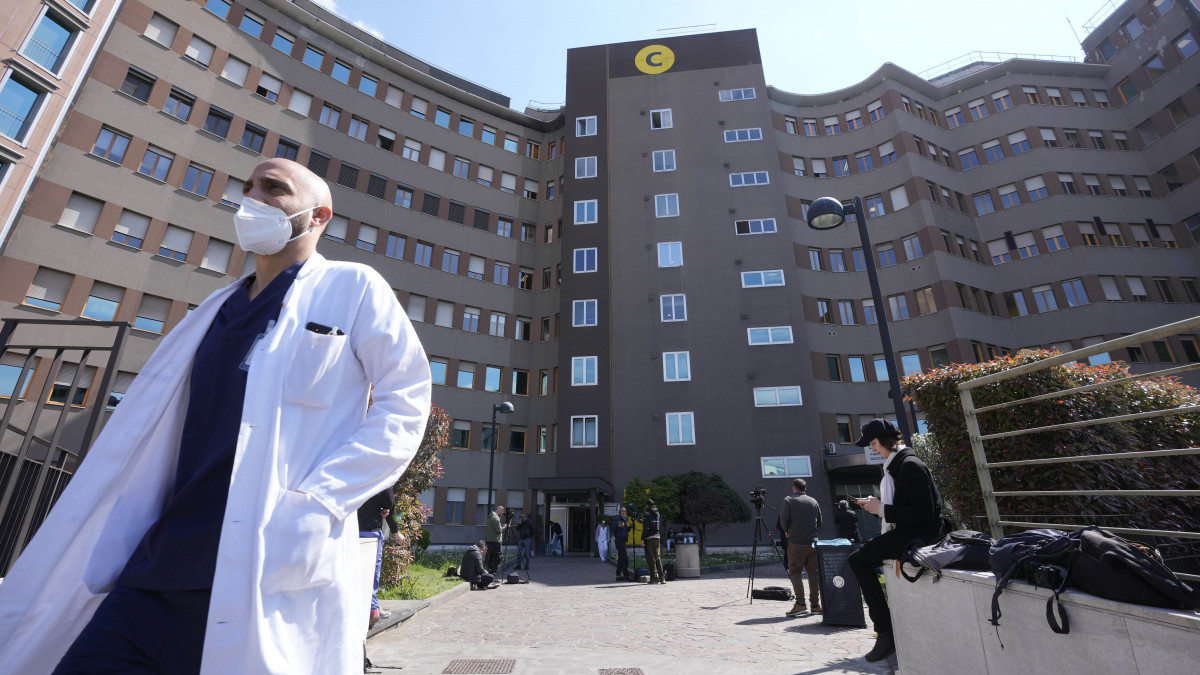 A milánói San Raffaele kórház 2023. áprilsi 5-én. Ide szállították be sajtóértesülések szerint légzési nehézségek miatt Silvio Berlusconi volt olasz miniszterelnököt, a Hajrá, Olaszország párt alapító elnökét. A 86 éves politikus, médiamágnás rendszerint ebben a kórházban kap kezelést.