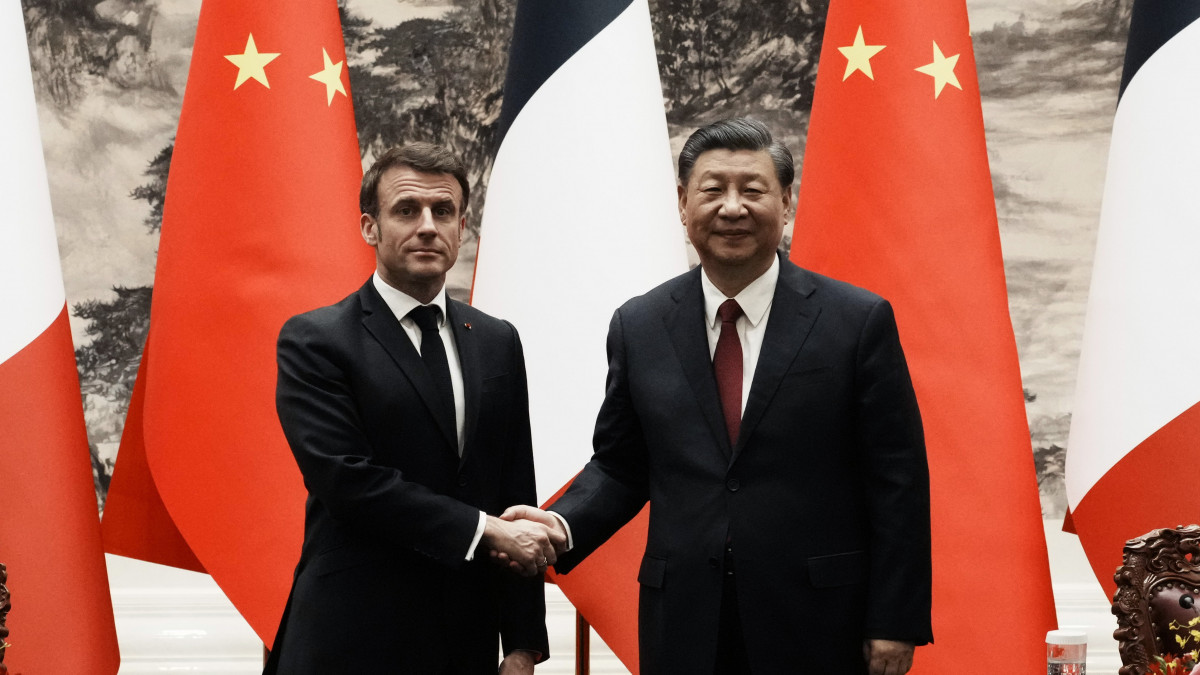 A hivatalos látogatáson Kínában tartózkodó Emmanuel Macron francia elnök (b) és Hszi Csin-ping kínai államfő a pekingi Nagy Népi Csarnokban folytatott tárgyalásai utáni sajtóértekezlet végén, 2023. április 6-án.