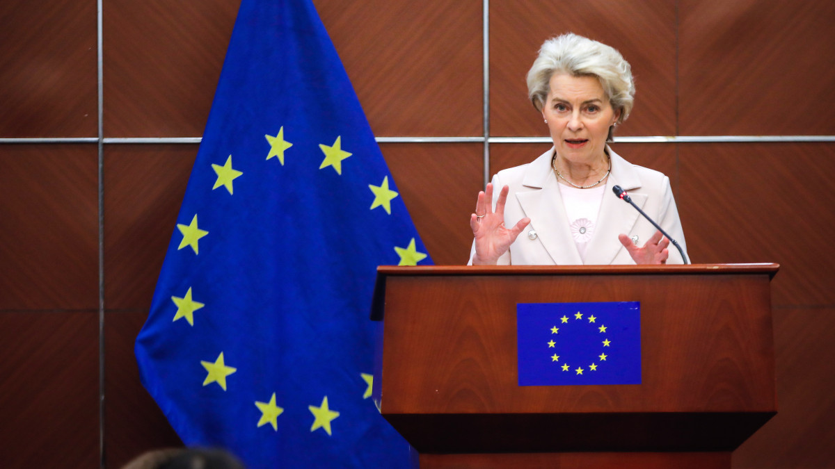 Ursula von der Leyen, az Európai Bizottság elnöke sajtótájékoztatót tart a bizottság pekingi követségén 2023. április 6-án.