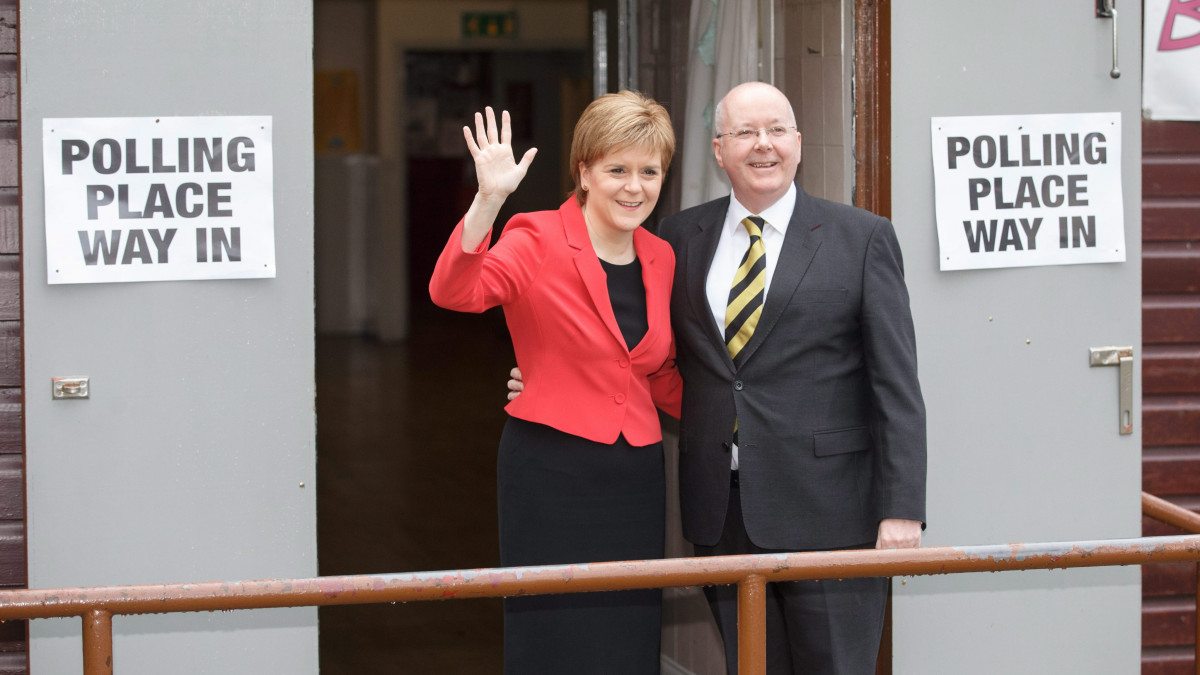 Glasgow, 2016. május 5.Nicola Sturgeon skót miniszterelnök, a Skót Nemzeti Párt (SNP) vezetője (b) és férje, Peter Murrell, az SPN pártigazgatója egy glasgow-i szavazóhelyiség előtt a skót parlamenti választások napján, 2016. május 5-én. Ezen a napon Skócia mellett Walesben és Észak-Írországban is regionális parlamenti, Angliában pedig önkormányzati választásokat tartanak, illetve Londonban megválasztják az új polgármestert. (MTI/EPA/Robert Perry)